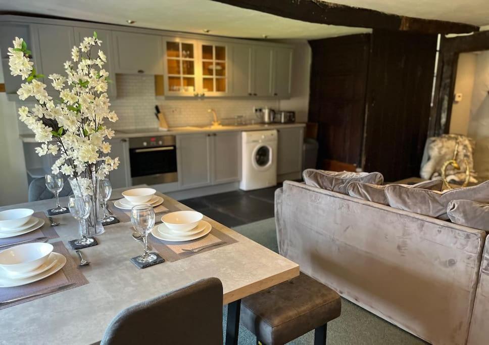 The Old Post Office, Cosy Grade II Listed 2 Bed Apartment 윈더미어 외부 사진
